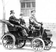 1900年阿尔芒坐在标致28型（Type28）敞篷车中，该车时速已达35公里