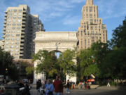 纽约大学没有围墙；就连这个拱形的‘校门’也仅仅独自立在华盛顿广场的一侧。