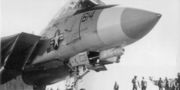 正在舰上测试的 F-14 预生产型机，机鼻下安装红外搜索吊舱