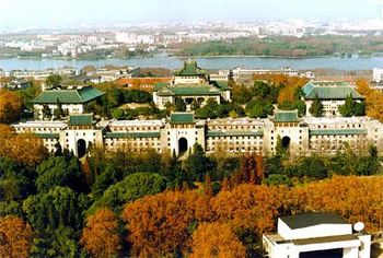 大陸中西部大城武漢，積極招商、廣泛激勵企業措施成為全大陸企業「第二總部」的首選地，境內有著武漢大學有著相當充足的大學畢業生人才，