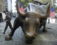 华尔街的铜牛塑像