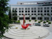 香港科技大学的学术大楼前的日晷