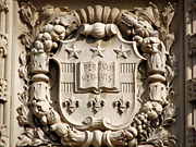 Brookings Hall上面的艺术化学校徽章