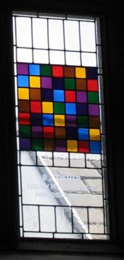 剑桥大学冈维尔与凯斯学院宴会厅里的染色玻璃窗，上方的彩绘方格用以纪念拉丁方阵（Latin square），下方的白色文字则是为了纪念罗纳德·费雪。