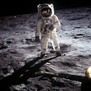 奥尔德林在月球表面行走