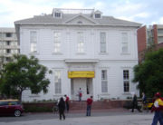 于1880建造, Widney Alumni House是南加大原始的建筑;该建筑曾经被重新移动过两次