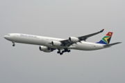 2006年8月19日，南非航空公司ZS-SNF号空中客车A340-600飞机在香港国际机场上空。