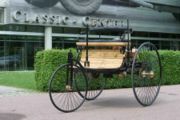 1886年的1月29日，德国工程师卡尔·奔驰为其机动车申请了专利。同年10月，卡尔·奔驰的三轮机动车获得了德意志专利权(专利号：37435a)。这就是公认的世界上第一辆汽车。