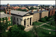 建于1771年的“大学楼”是全美仅存的建于独立战争前的七幢大学教学楼之一。