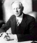 杰西·利弗摩尔（Jesse Lauriston Livermore)这张照片拍于1929年大崩盘后。