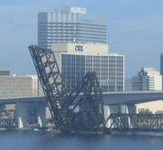 CSX总部，佛罗里达洲，捷克逊维尔,图片前端为佛罗里达东海岸铁路桥