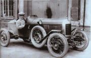 MG品牌的创始者塞西尔-金伯坐在第一辆真正的MG跑车“Old Number One”